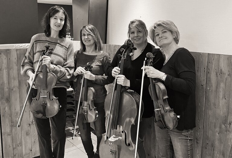 4 jeunes femmes portant des violons