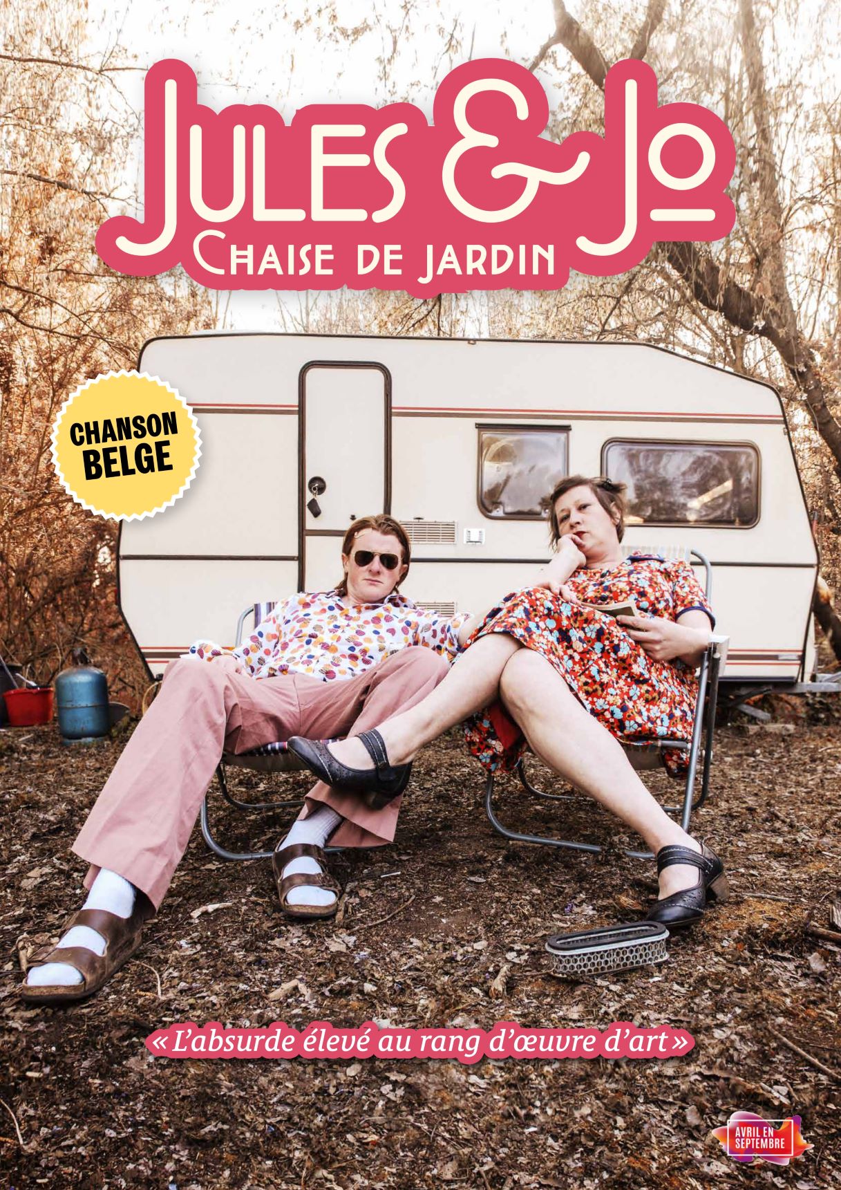 un homme et une femme assis devant une caravane, vus de loin. Jules & Jo écrit en lettres roses.