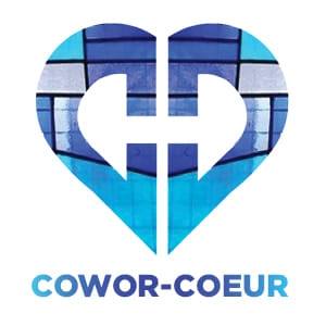 il s'agit d'un coeur avec des vitraux bleus 