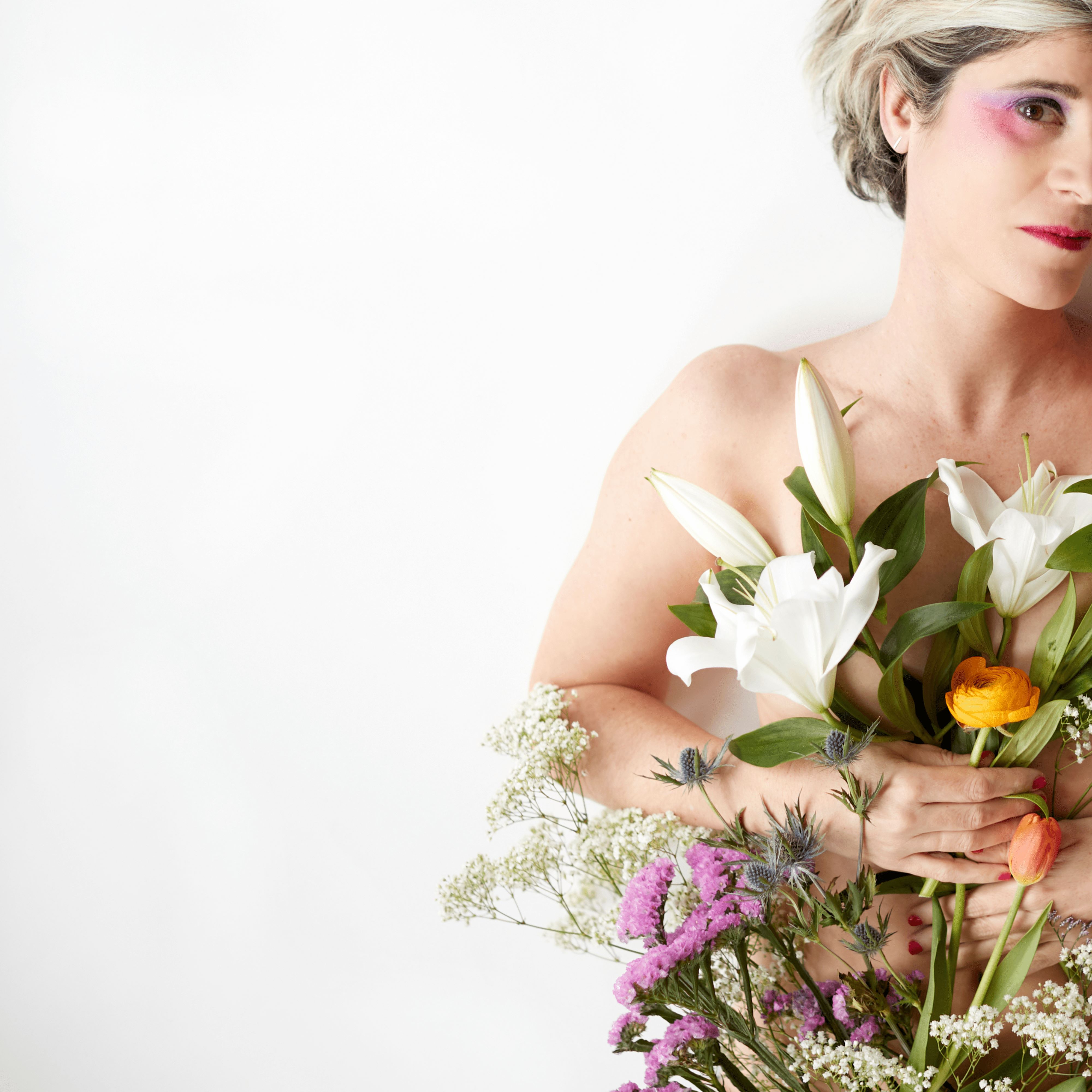 Clemix de face, avec un gros bouquet de fleurs