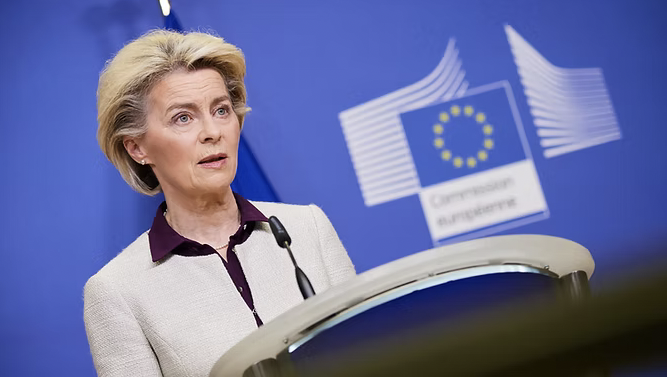 Une plainte pénale avec constitution de partie civile est déposée dans les mains du juge d’instruction liégeois Frédéric Frenay par le lobbyiste Frédéric Baldan. Fait sans précédent, elle est à charge de la Présidente de la Commission européenne, Ursula von der Leyen. Les préventions soulevées ? Corruption, prise illégale d’intérêts, destruction de documents administratifs et usurpation des titres et fonctions.