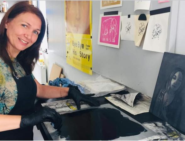 Isabelle Desaulty dans son atelier