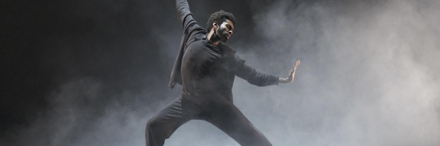 Un homme danse