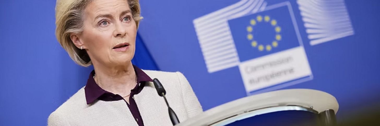 Une plainte pénale avec constitution de partie civile est déposée dans les mains du juge d’instruction liégeois Frédéric Frenay par le lobbyiste Frédéric Baldan. Fait sans précédent, elle est à charge de la Présidente de la Commission européenne, Ursula von der Leyen. Les préventions soulevées ? Corruption, prise illégale d’intérêts, destruction de documents administratifs et usurpation des titres et fonctions. 
