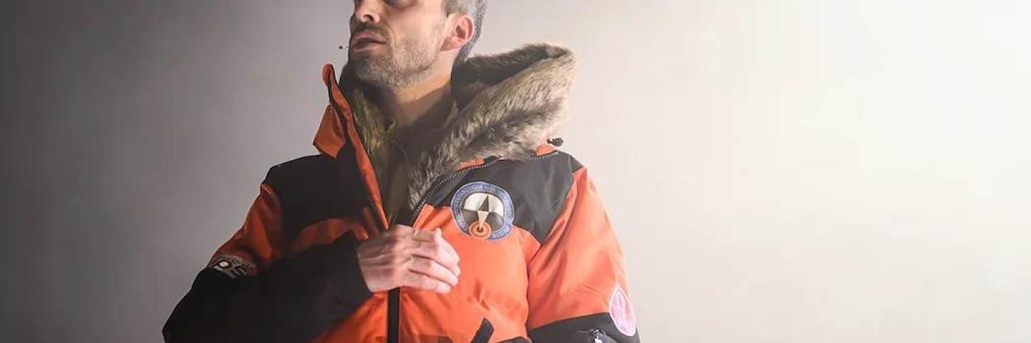 L’histoire vraie d’un fils qui part à la recherche de son père. Sauf que son père est mort il y a 15 ans et qu’il n’a jamais vécu avec lui. Dans les mains du fils, trois cartes : Congo, Antarctique et Libye. Trois lieux où son père a vécu et travaillé. Carnet en main, le fils prend la route…