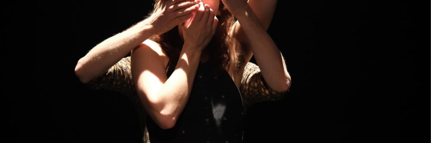 femme avec jupe jaune 