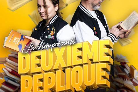 Deux personnes tiennent un livre avec la phrase "Deuxième Réplique" 