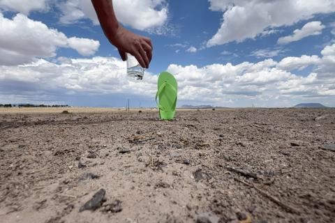 Donner un verre d’eau au désert chaque jour, 2024. Copyright Honoré D’O