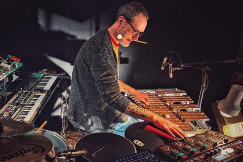 Percussions & electronics Un voyage musical tout en couleurs par Pierrot Delor